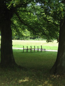 Stühle im Park 0709 (12)